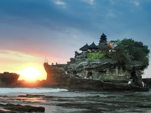 Eine Insel in Bali mit Haus und Sonnenuntergang