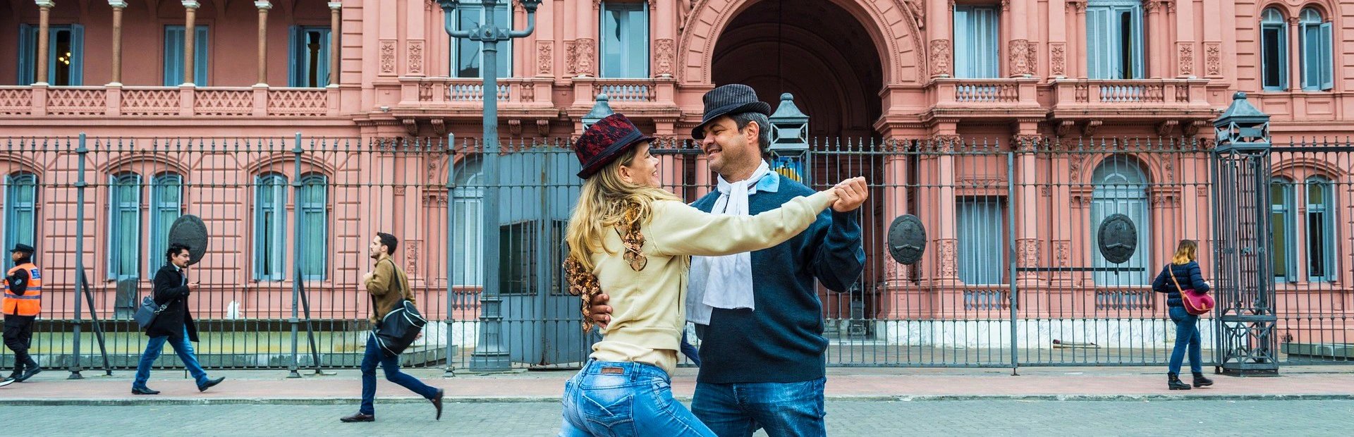 Tango tanzendes Paar vor Gebäude in Buenos Aires
