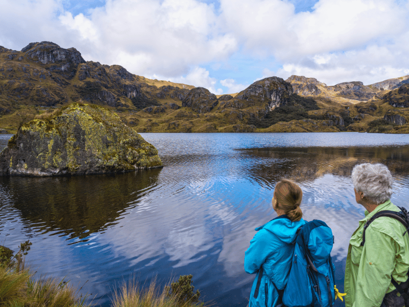 Paar unterwegs beim Trekking im Cajas Nationalpark in Ecuador