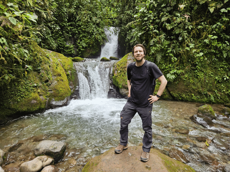 Reisender im Wasserfall