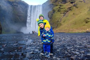 Familie mit Kindern am Skogafoss