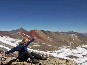 Reisende beim Rainbow Mountain Trekking in Peru
