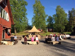 Terrasse der Glamping Unterkunft in Schweden