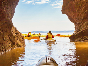 Eine Grupp beim Kajakfahren in den Hopewell Rocks, Atlantik Provinzen Kanadas