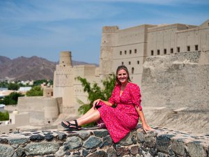 Reisende vor der Festung von Bahla im Oman
