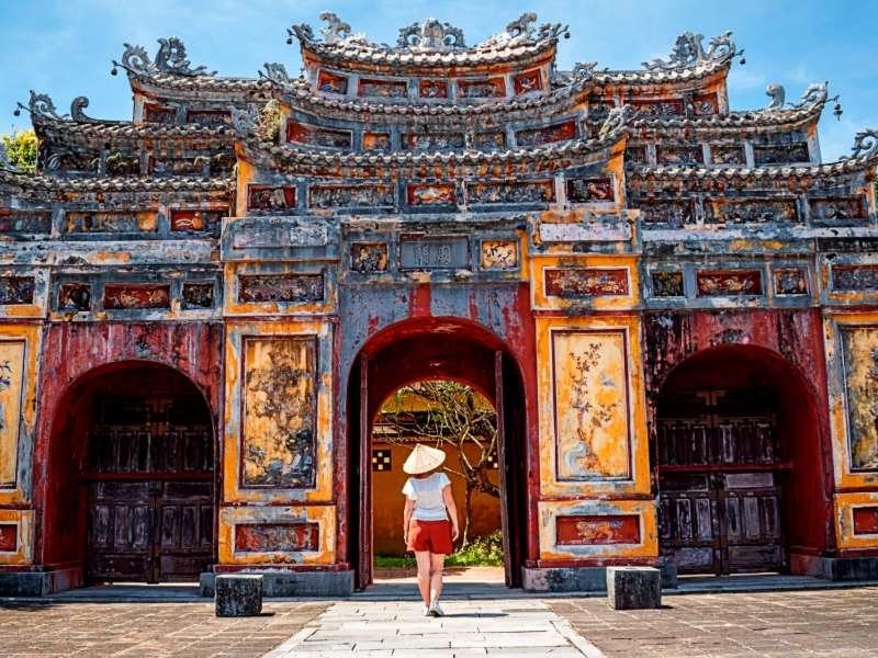 Reisende in der Kaiserstadt Hue in Vietnam