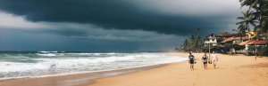 Spaziergang am Strand von Sri Lanka