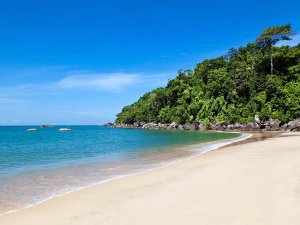 Weiter Sandstrand bei Khao Lak