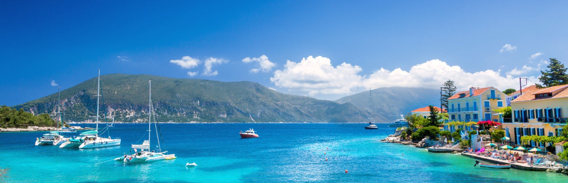 Bucht mit Segelschiffen - Chalkidiki mit Kindern