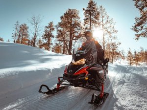 Rasante Schneemobiltour in Lappland