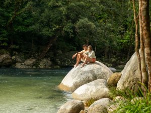 Ein Paar genießt die Aussicht von einem Felsen in der Mossman Schlucht