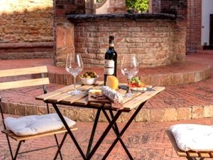Tisch mit Wein und traditionellem Käse und Salami