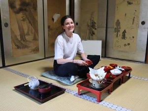 Reisende im einer traditionellen Tempelunterkunft in Koyasan in Japan