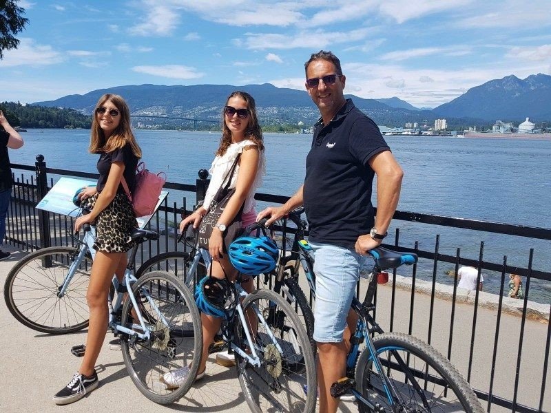 Reisende bei der Fahrradtour in Vancouver
