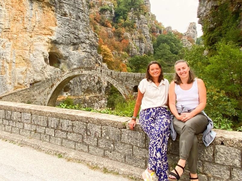 Zagoria Brücke zwei sitzende Frauen
