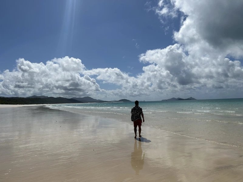 Person läuft über weitläufigen Strand in Australien
