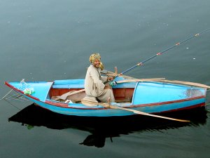Angler im blauen Boot auf dem Nil in Ägypten