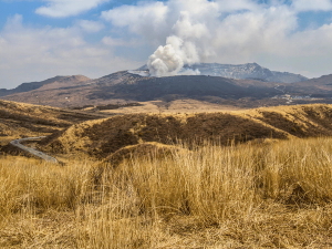 Panorama vom aktiven Aso Vulkan auf Kyushu in Japan