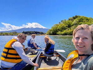 Familie beim Kanufahren in Kawaguchiko mit dem Mt. Fuji im Hintergrund