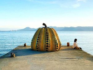 Kind mit KĂĽrbis am Meer