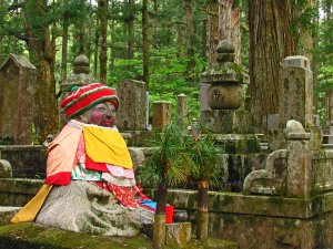 bunte Statue am Friedhof in Koyasan