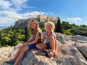 Kinder vor der Akropolis in Griechenland