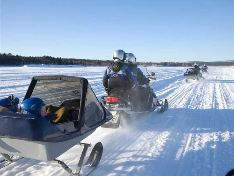 Schneemobiltour mit Kindern in Lappland