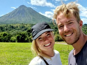 Pärchen vor Vulkan Arenal in Costa Rica