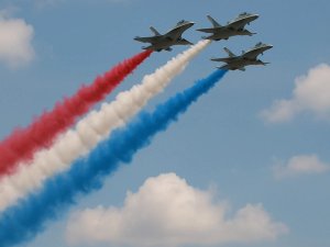 Amerikanische Flugzeuge mit USA Farben