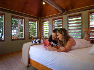 Menschen liegen mit Buch auf dem Bett Yasawa Island