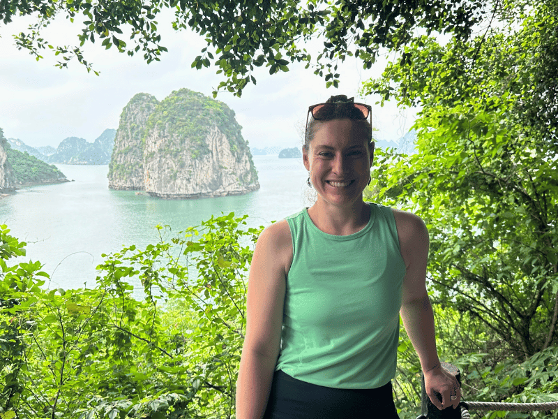 Tourist bei Ausflug in der Bai Tu Long Bucht, Vietnam