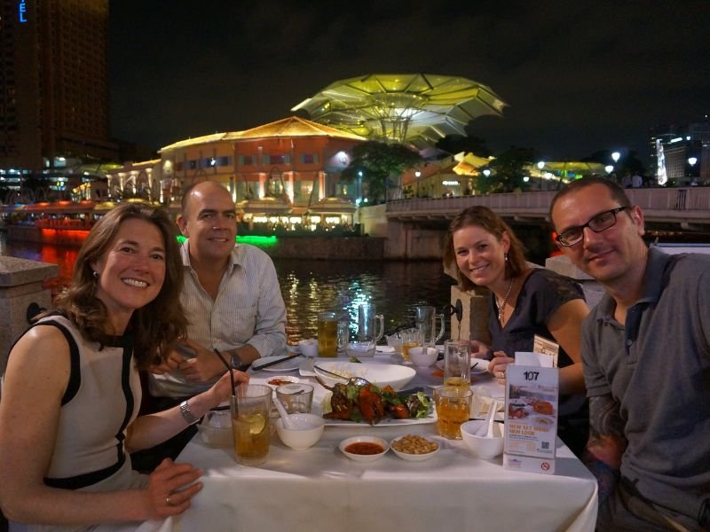 Zwei Paare beim Abendessen in Singapur