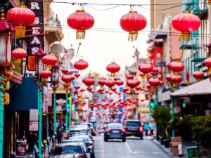 Eine Straße in Chinatown in San Francisco