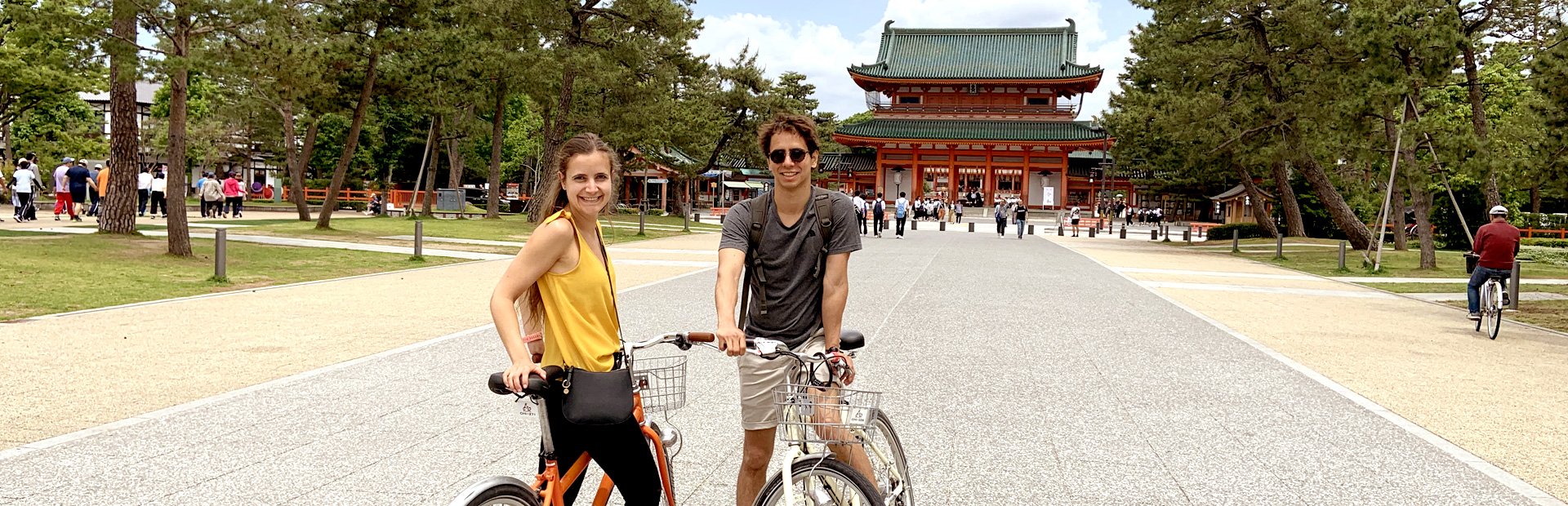 Zwei Reisende mit Fahrrad vor einem Tempel in Tokio