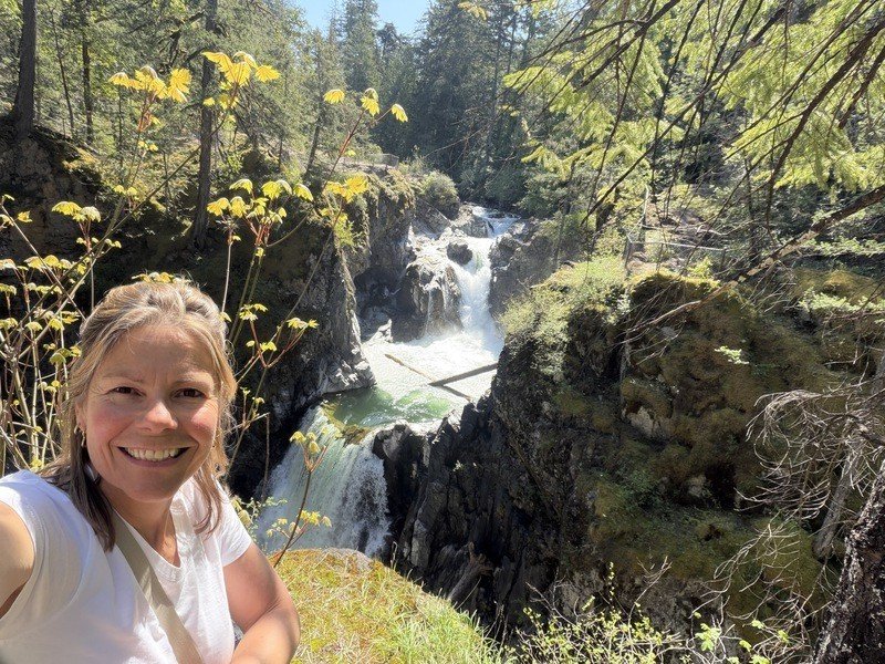 Reisende vor einem Wasserfall