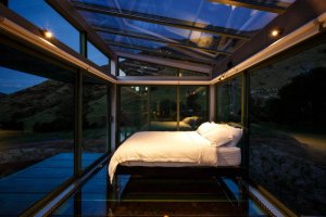Bett in verglaster Pod Unterkunft bei Nacht in Kaikoura, Neuseeland