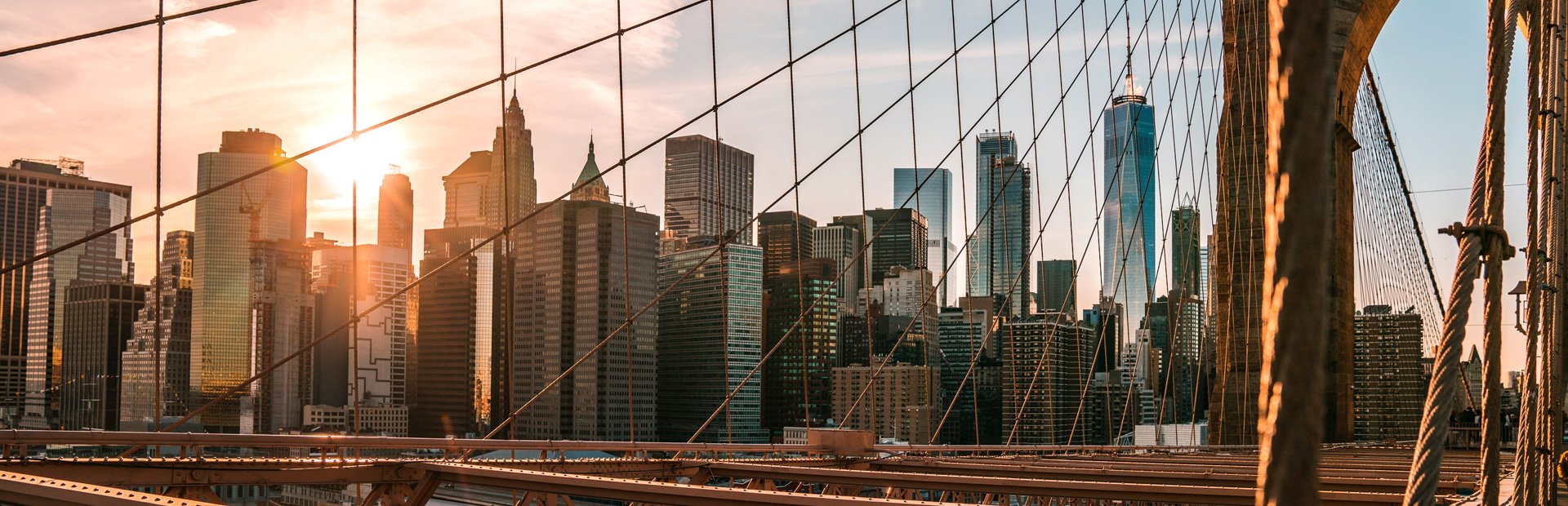Brücke in New York bei Sonnenuntergang in den USA