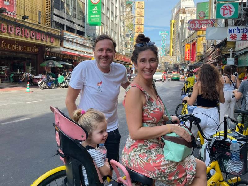 Familie mit Fahrrädern in Bangkok