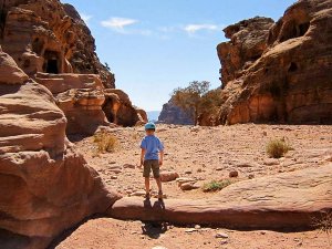Kind erkundet Petra in Jordanien