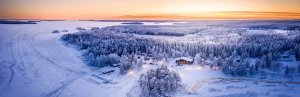 Hütte in verschneiter Landschaft in Lappland