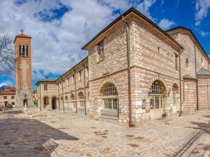 Historischer Kirchenkomplex aus Stein und Backstein mit hohem Glockenturm und gepflastertem Innenhof in Bitola in Nordmazedonien