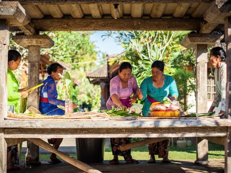 Einheimische beim Arbeiten im Dorf auf Bali in Indonesien