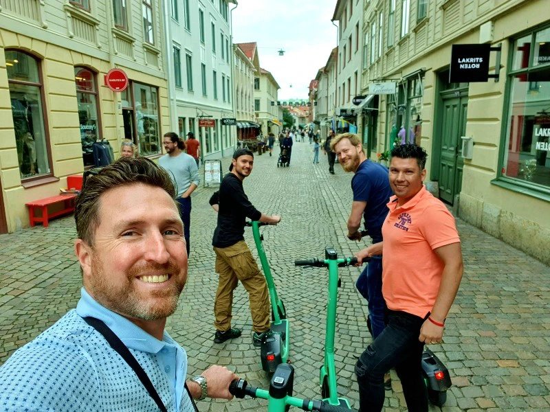 Reisende mit E-Rollern in der Innenstadt von Göteborg, Schweden
