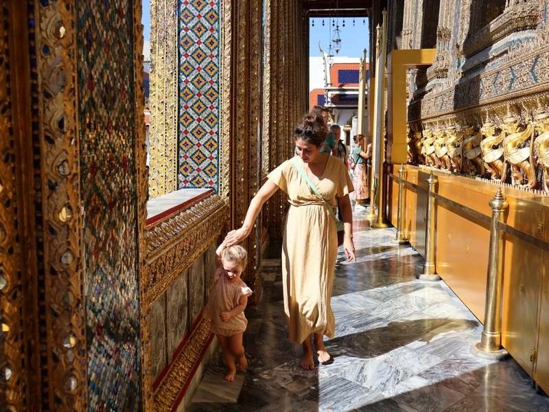 Mutter mit Kind im Grand Palace in Bangkok in Thailand