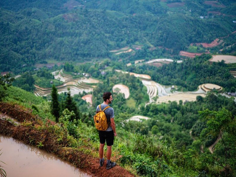 Touristen beim Wandern in den Reisterrassen bei Pan Hou Vietnam