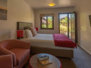 Hotelzimmer mit Bett und Sitzmöglichkeiten am Tongariro Nattionalpark