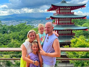 Familie vor Tempel