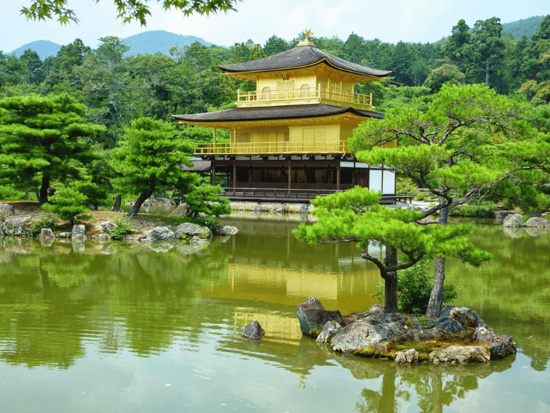 See und Garten vom goldenen Tempel in Kyoto in Japan
