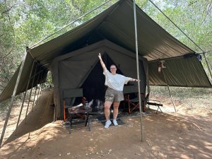 Reisespezialistin Angelina vor einem Zelt in Sri Lanka