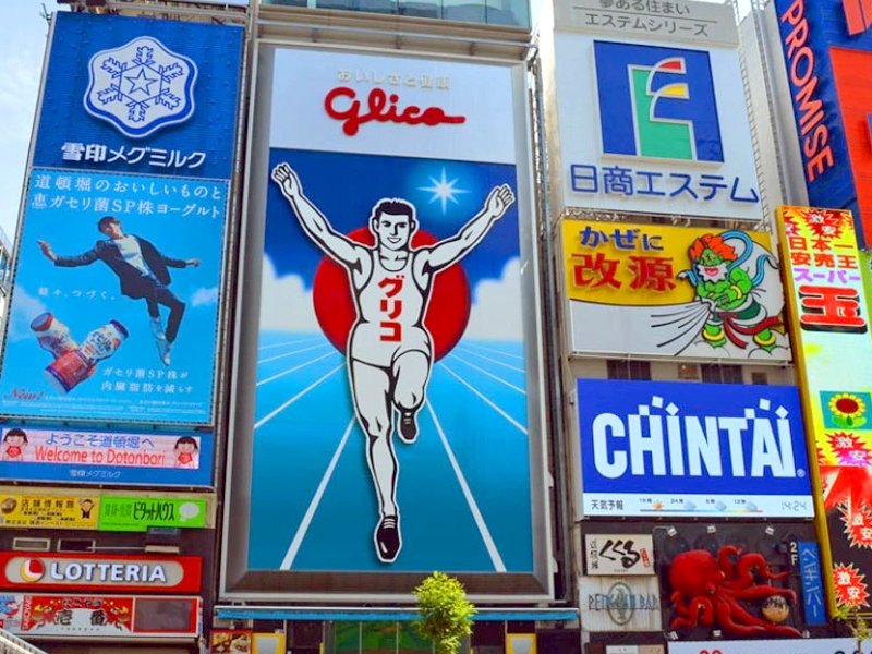 Leuchtreklame vom Glico Running Man in Osaka